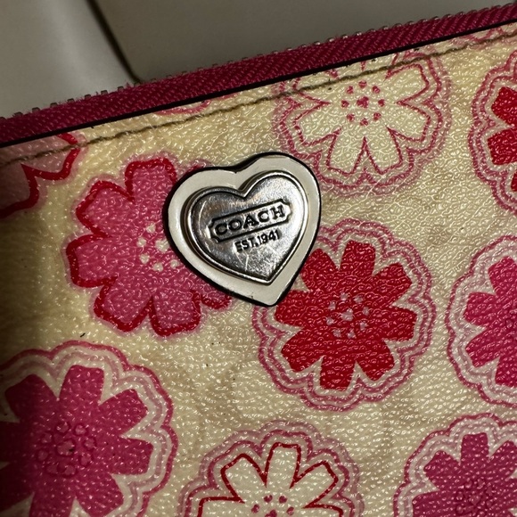 Floral Pink and Cream Wristlet Set - Picture 10 of 11